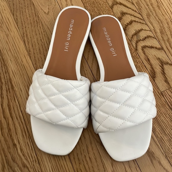 Madden girl white slide sandals. Size 8.5 - Picture 3 of 3